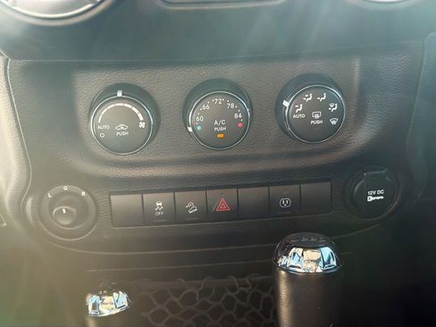 Used 2015 Jeep Wrangler Unlimited Rubicon w/ Connectivity Group image 19