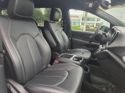 Used 2025 Chrysler Pacifica Select FWD image 29