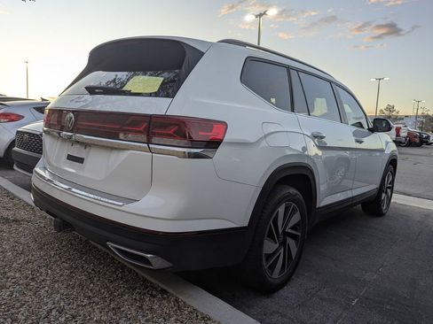 Used 2024 Volkswagen Atlas SE w/ Panoramic Sunroof Package FWD image 4