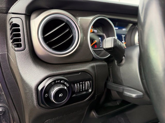 Used 2018 Jeep Wrangler Unlimited Sahara AWD/4WD image 12