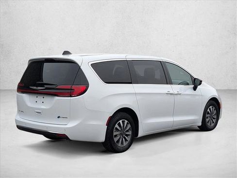 Used 2024 Chrysler Pacifica Select image 5