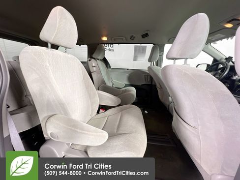 Used 2018 Toyota Sienna LE FWD image 17