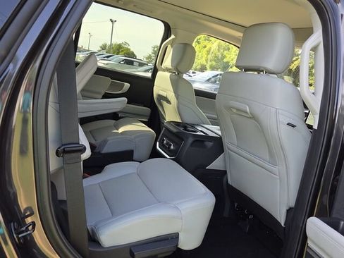 Used 2025 Ford Expedition Platinum AWD/4WD image 16