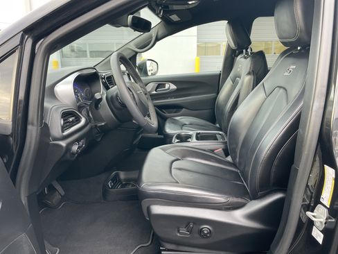 Used 2023 Chrysler Pacifica Touring-L w/ S Appearance Package image 35