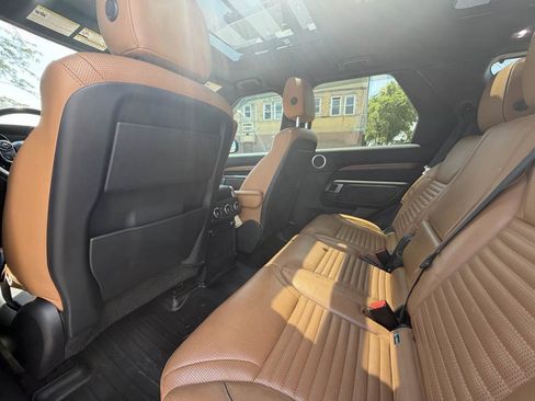 Used 2017 Land Rover Discovery HSE AWD/4WD image 18