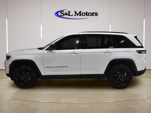 Used 2024 Jeep Grand Cherokee Altitude AWD/4WD image 4