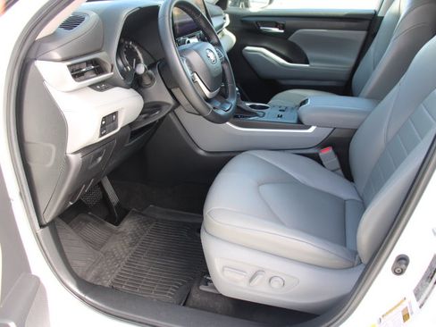 Used 2023 Toyota Highlander XLE FWD image 11