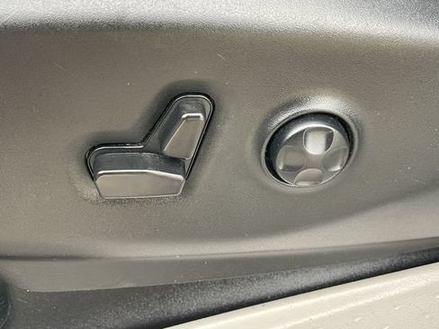 Used 2023 Chrysler Pacifica Touring-L FWD image 25