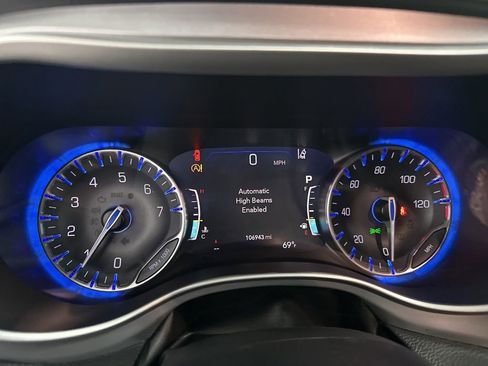 Used 2021 Chrysler Pacifica Touring-L w/ Uconnect Theater Family Group FWD image 10