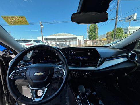 Used 2025 Chevrolet Trax LT w/ LT Convenience Package FWD image 34