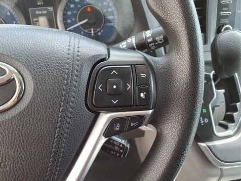 Used 2020 Toyota Sienna L FWD image 17