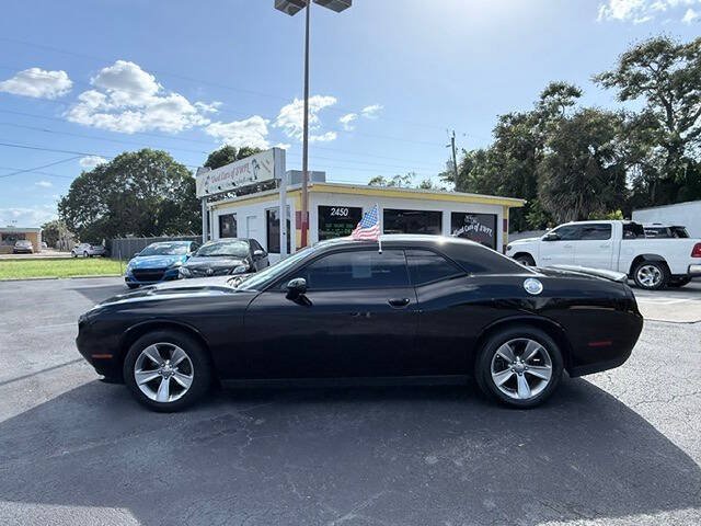 Used 2018 Dodge Challenger SXT RWD image 3