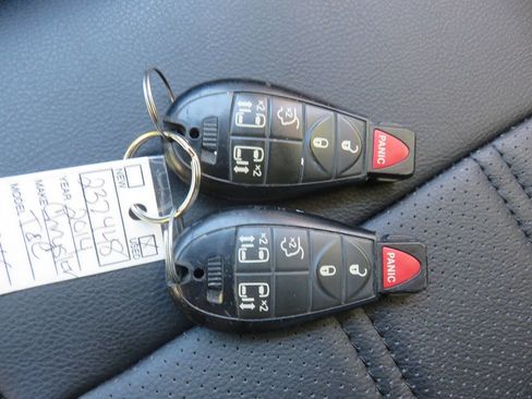 Used 2014 Chrysler Town & Country S FWD image 36