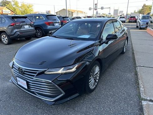 Used 2020 Toyota Avalon Limited image 3