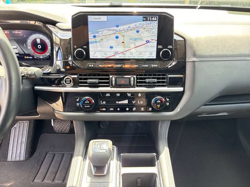 Used 2024 Nissan Pathfinder Platinum w/ Black Appearance Package FWD image 23