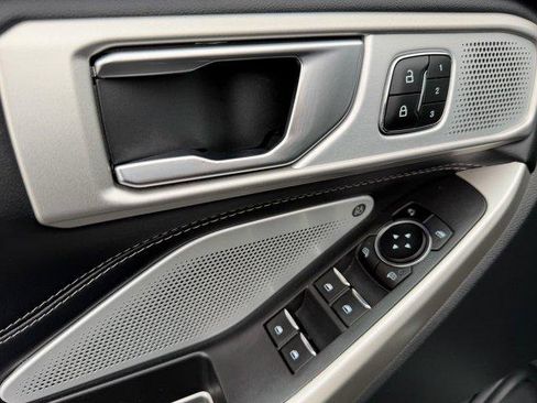 Used 2023 Ford Explorer Limited w/ Limited Technology Package image 22