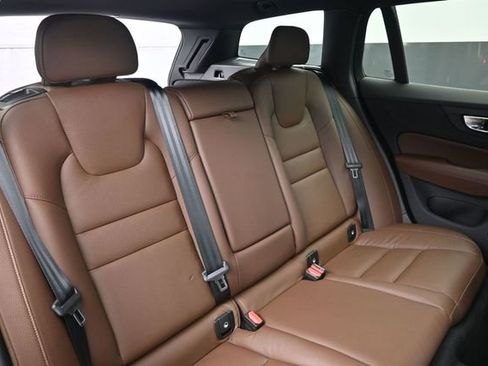 Used 2025 Volvo V60 B5 Cross Country Plus AWD/4WD image 31