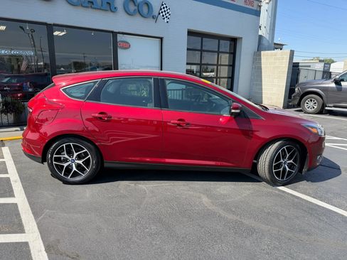 Used 2017 Ford Focus SEL w/ Cold Weather Package FWD image 8