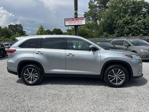 Used 2019 Toyota Highlander XLE AWD/4WD image 3