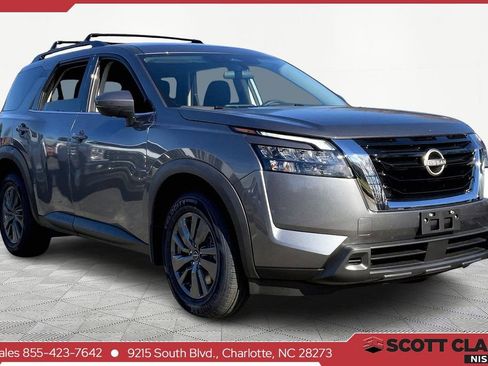 Used 2024 Nissan Pathfinder SV image 1