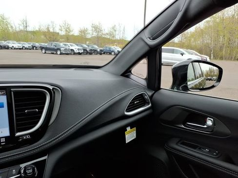 New 2027 Chrysler Pacifica Limited AWD/4WD image 14