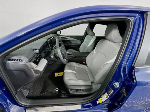 Used 2025 Toyota Camry SE w/ Convenience Package image 21