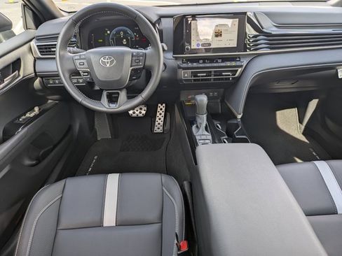 Used 2025 Toyota Camry SE image 19