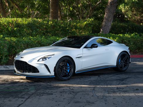 Used 2025 Aston Martin V8 Vantage Coupe image 25