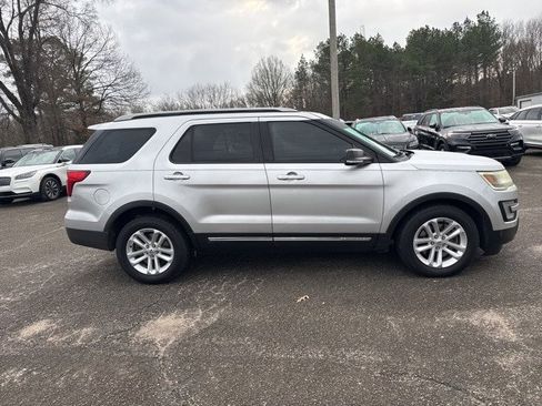 Used 2017 Ford Explorer XLT image 10