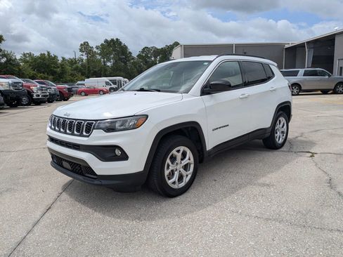 Used 2024 Jeep Compass Latitude AWD/4WD image 8