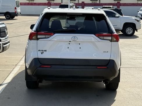 Used 2021 Toyota RAV4 XLE FWD image 5