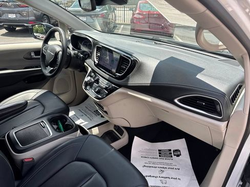 Used 2024 Chrysler Pacifica Limited FWD image 34