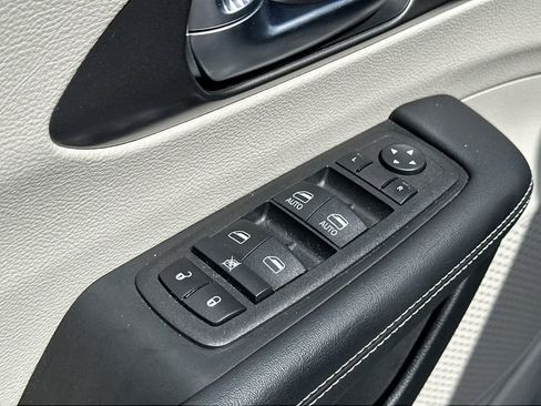 Used 2023 Chrysler Pacifica Touring-L image 35