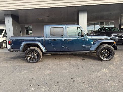 Used 2025 Jeep Gladiator Sport image 3