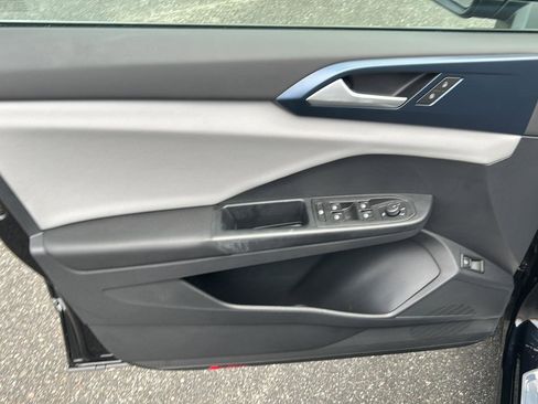 Certified 2022 Volkswagen Taos SE image 11