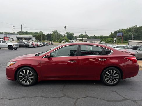 Used 2017 Nissan Altima 2.5 SL w/ 2.5 Technology Package FWD image 4