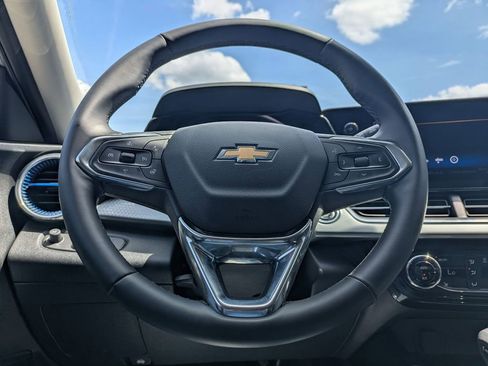 Used 2025 Chevrolet Trax LT w/ LT Convenience Package image 21