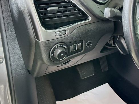 Used 2020 Jeep Cherokee Limited AWD/4WD image 12