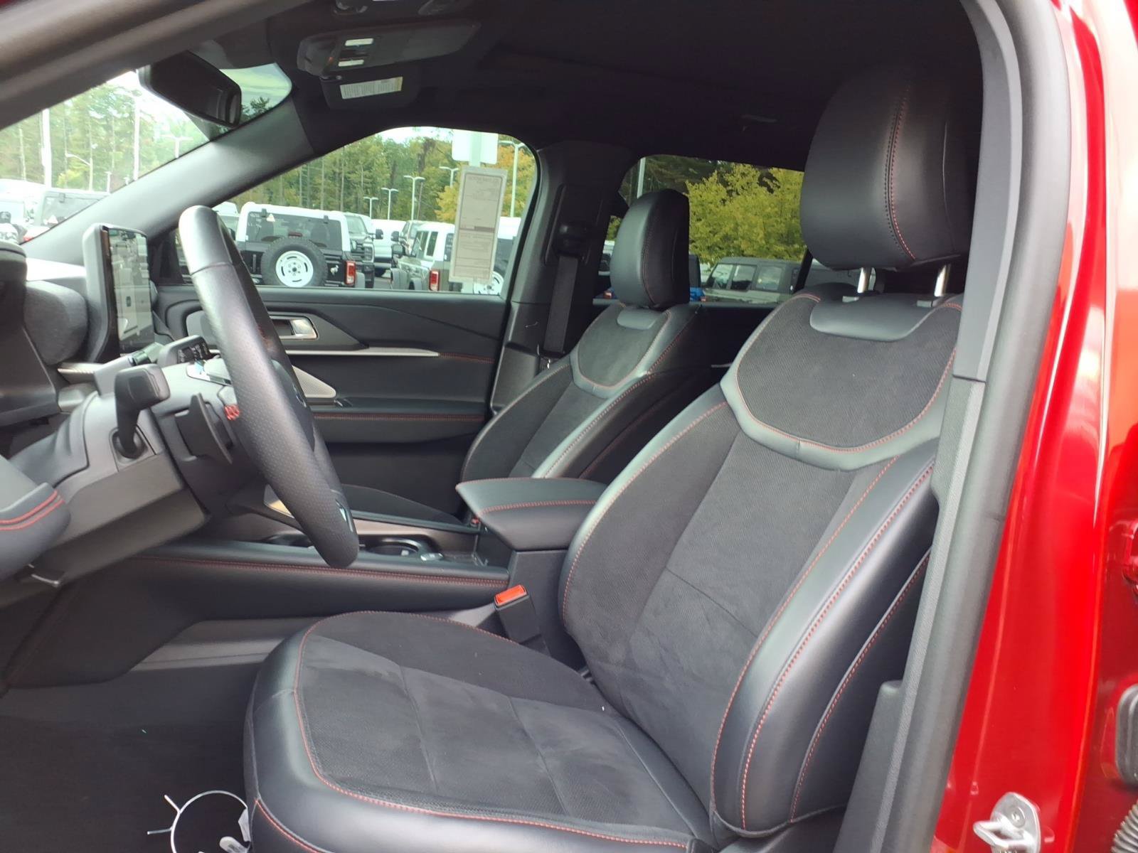 Used 2025 Ford Explorer ST w/ Sun And Sound Package AWD/4WD image 15