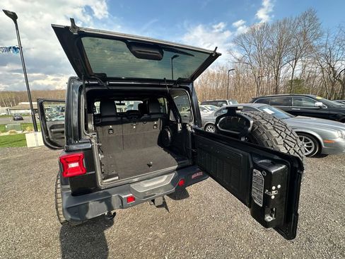 Used 2018 Jeep Wrangler Unlimited Sahara w/ Dual Top Group AWD/4WD image 33