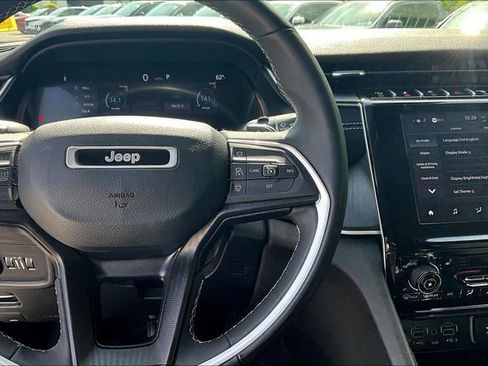 Used 2023 Jeep Grand Cherokee Laredo AWD/4WD image 12