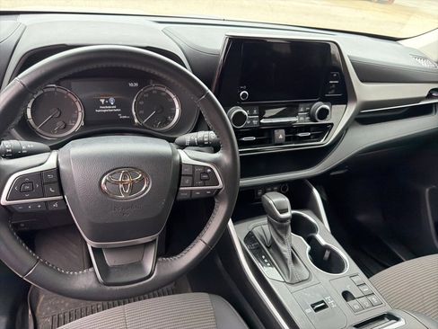 Used 2023 Toyota Highlander LE image 11