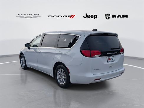 Used 2023 Chrysler Voyager LX image 4