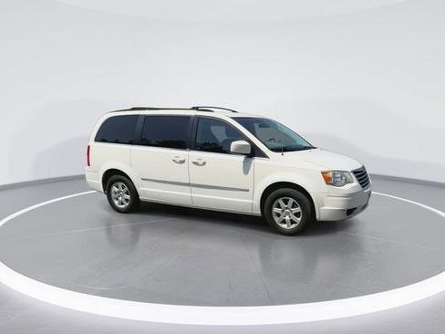 Used 2010 Chrysler Town & Country Touring FWD image 2