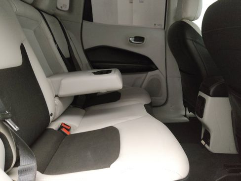 Used 2017 Jeep Compass Latitude w/ Popular Equipment Group FWD image 19