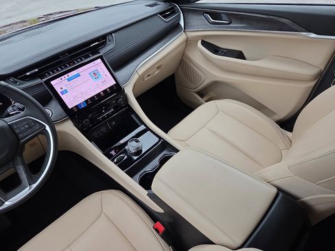 Used 2025 Jeep Grand Cherokee Limited w/ Trailer Tow Package image 12