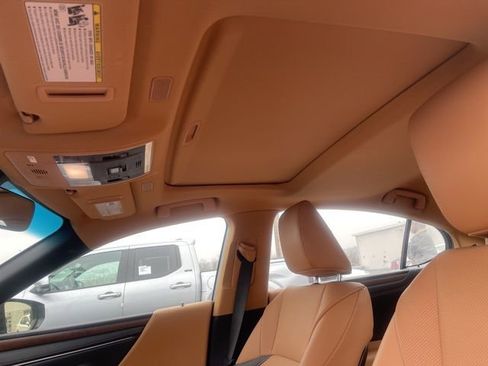 Used 2024 Lexus ES 250 w/ Premium Package image 7
