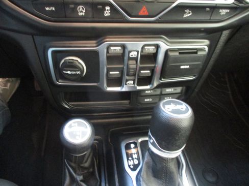 Used 2019 Jeep Wrangler Unlimited Sport image 12