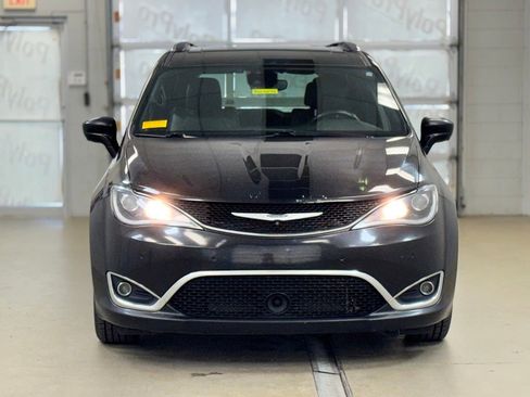 Used 2020 Chrysler Pacifica Touring-L FWD image 2