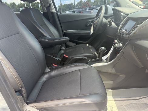 Used 2017 Chevrolet Trax LT w/ LT Convenience Package FWD image 14